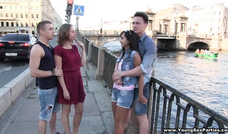 Две пары студентов занимаются групповушкой