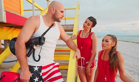 Спасательницы и их начальник занимаются спасением друг друга от полового неудовлетворения