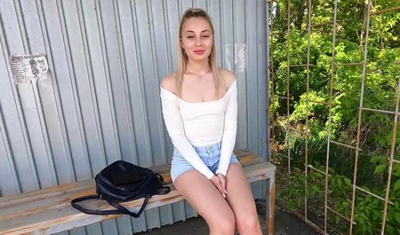 Подснял девушку на остановке и занялся с ней сексом в машине