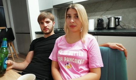 Дженни трахнулась в кровати с другом мужа, пока тот был в другой комнате