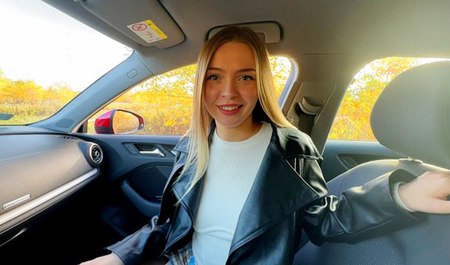 Чувак на машине подвез девушку и та сделала ему минет