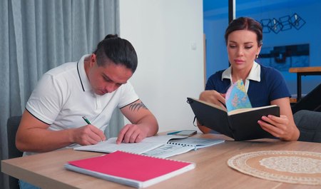 Будущий студент как следует отодрал репетиторшу Луну Рулет по случаю...