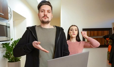 Плейбой вовсю жарит девушку за спиной ее бойфренда