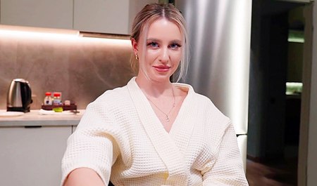 Сводная сестра Мила Лионесс помогает сводному братцу снять сексуальное напряжение