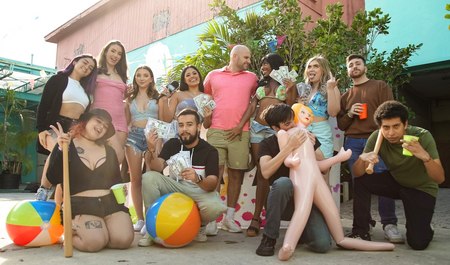 А вот на что только люди не согласны за деньги...