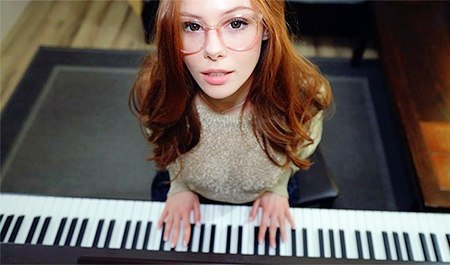 Студентка музучилища не носит трусики... и это нормально!