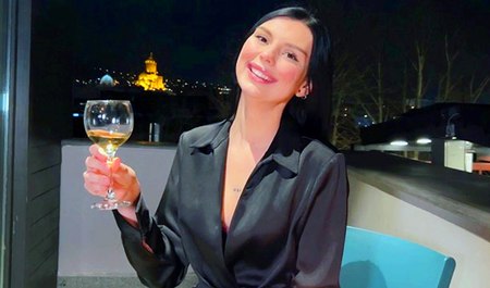 Сыграли в игру и я выбрал секс в презервативе, но все равно потом его снял