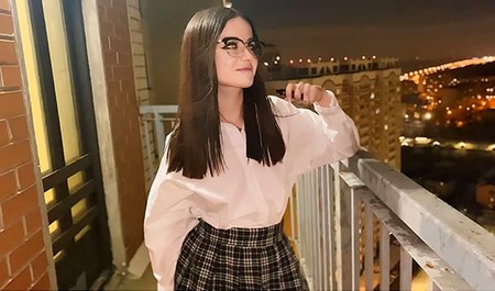 Поругалась с парнем и сразу пошла трахаться с первым попавшимся блогером