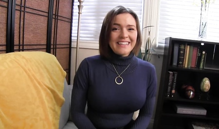 Подрочила психологу, но так и не дала