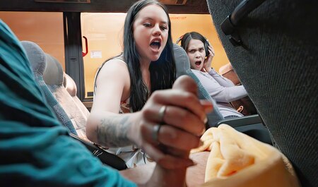 Оттянулась во время поездки на автобусе и получила оргазм...