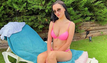 Жаркий секс с мачехой на свежем воздухе у бассейна