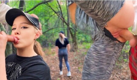 Красивая блондинка встретила единомышленника и сразу же занялась сексом