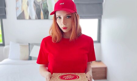 За холодную пиццу и два часа ожидания девушка-курьер явно не прочь рассчитаться натурой