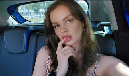 Мастурбация в такси по дороге домой!...