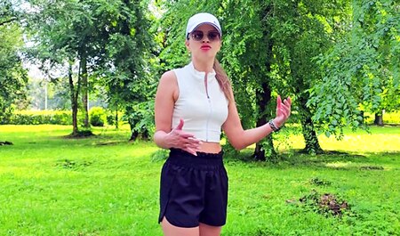 Помог девушке с потянутой ногой и трахнул по лечебным канонам Парацельса  и подрочил пальцем в попу