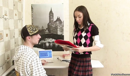 Парень трахает подругу, как последнюю шлюху