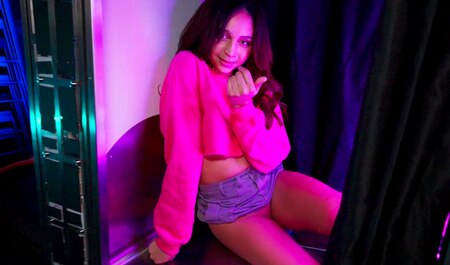 Брюнетка Катерина Карсон в баре с кегельбаном и возможностью заняться сексом...