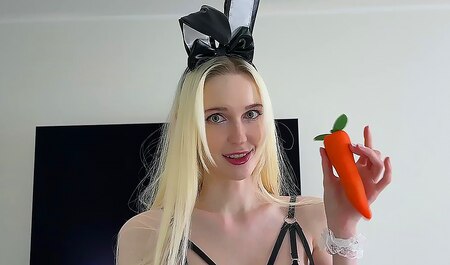 Сводная сестра в костюме пасхального кролика разозлилась, потому что ей кончили на лицо...