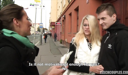 Секс дамы-агента с семейной парой