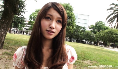 Японская милашка знакомится с парнем и идет к нему в гости