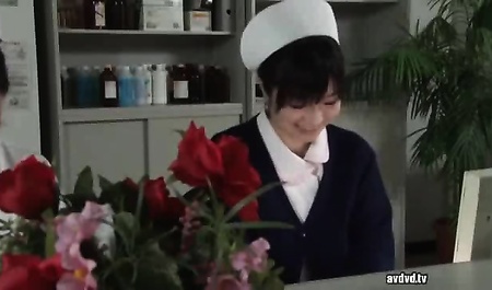 Трахнул спящую азиатку прямо на работе